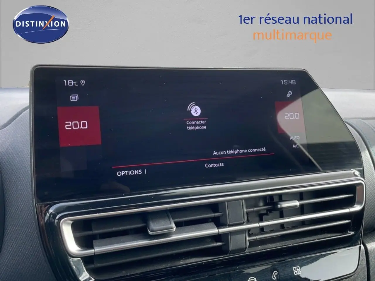 Vue intérieure centrée sur l’écran tactile et les aérateurs du tableau de bord du Citroën C5 Aircross 2024.