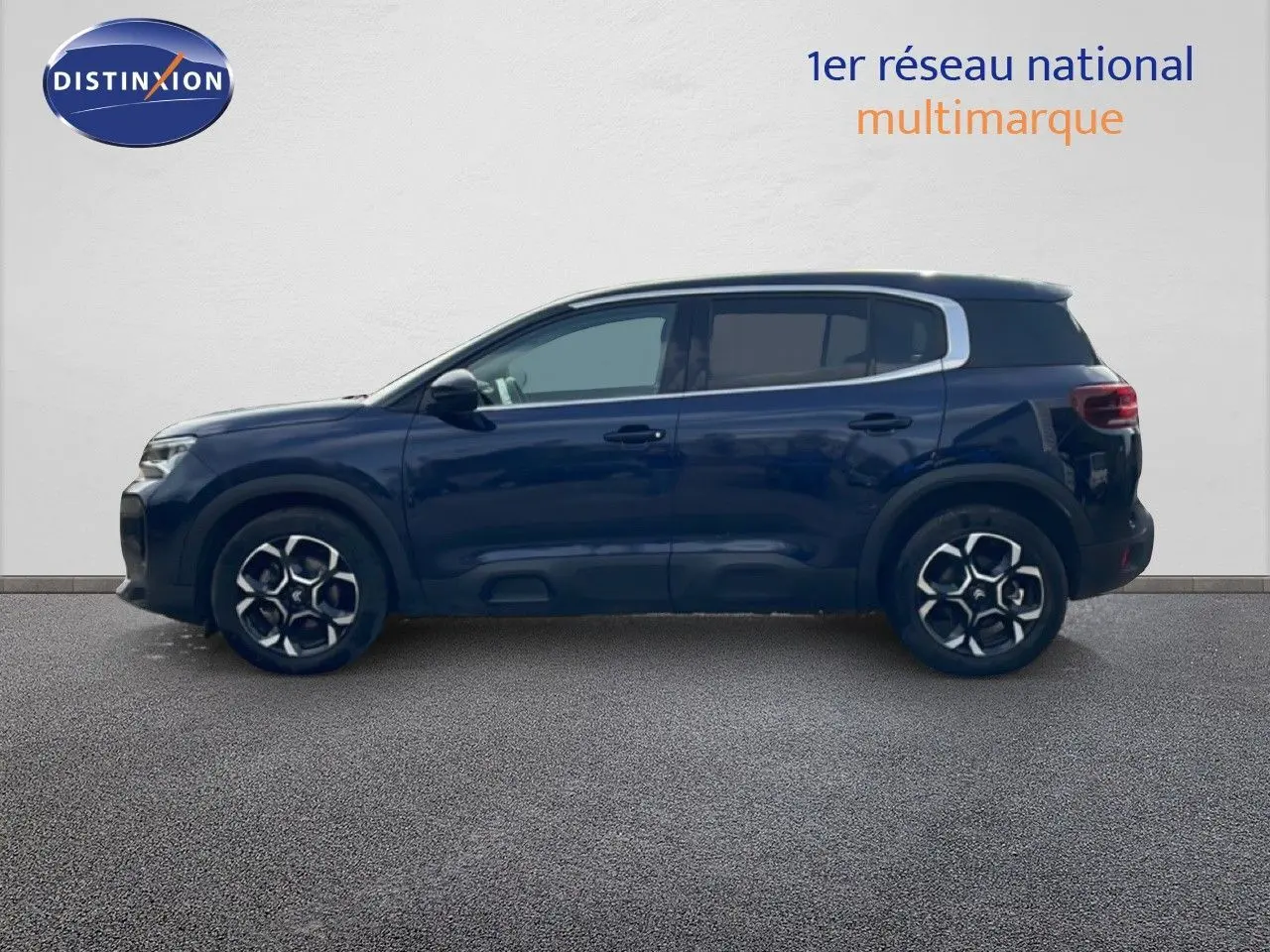 Vue de profil côté gauche d'un Citroën C5 Aircross 2024 bleu eclipse métal avec jantes alliage distinctives.