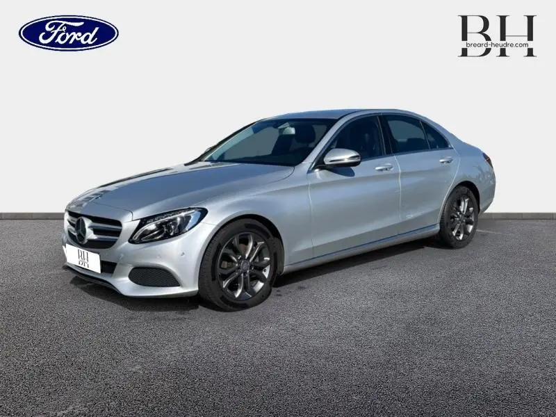 Vue 3/4 avant droite d'une Mercedes Classe C 200 d Business argent iridium avec jantes alu foncées et feux LED.
