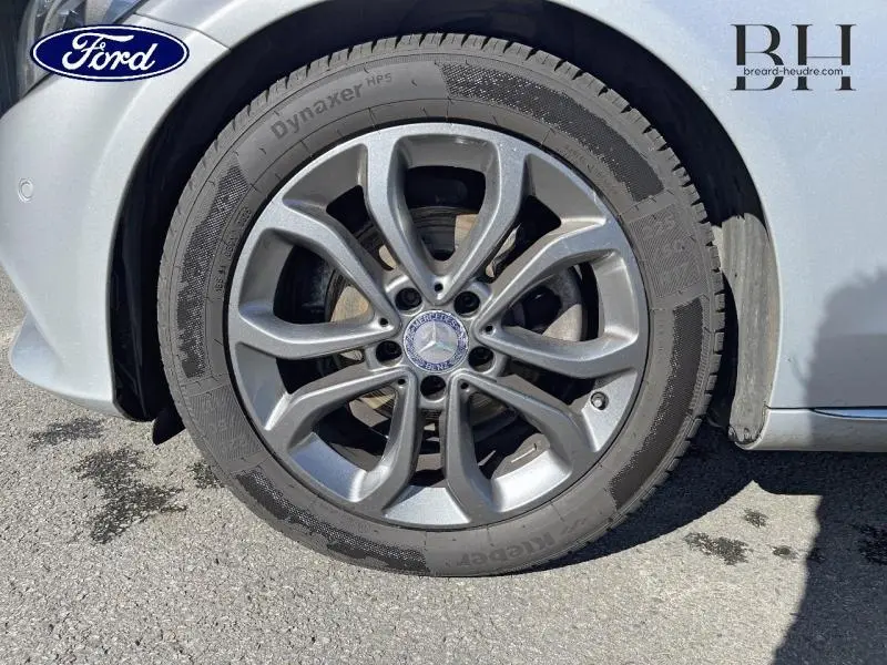 Gros plan sur la jante alu argent iridium d'une Mercedes Classe C 200 d Business de 2016, avec logo étoile au centre.