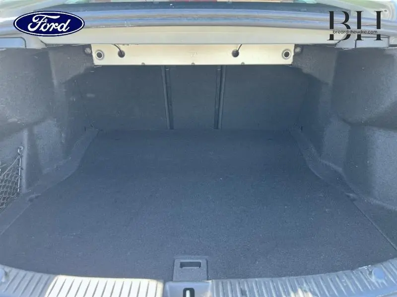 Coffre ouvert d'une Mercedes Classe C 200 d Business argent iridium, vue intérieure sans chargement.