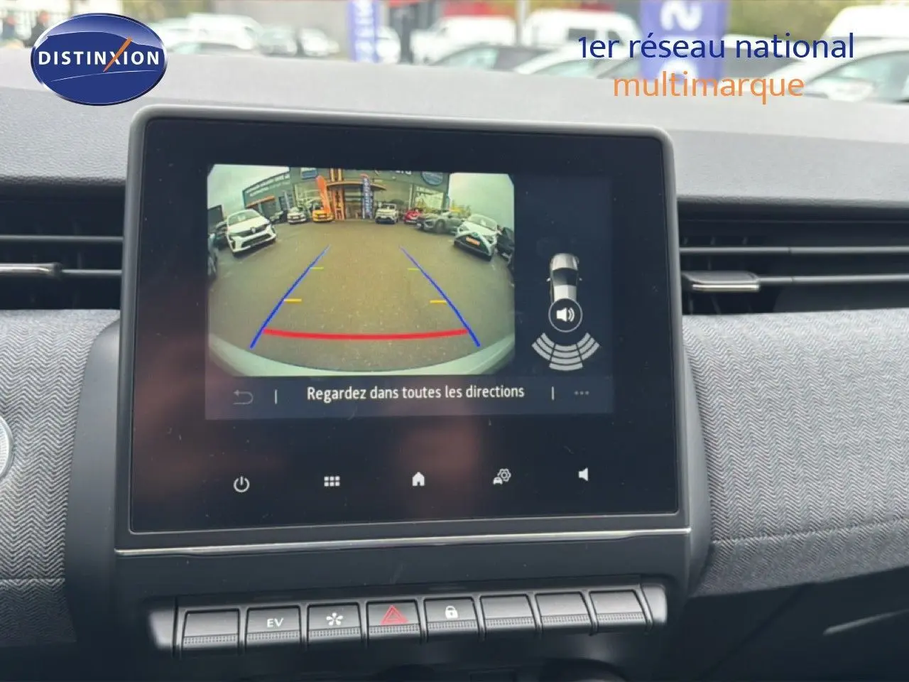 Vue intérieure sur l'écran tactile affichant la caméra de recul de la Renault Clio gris Rafale Metal, version hybride 2025.