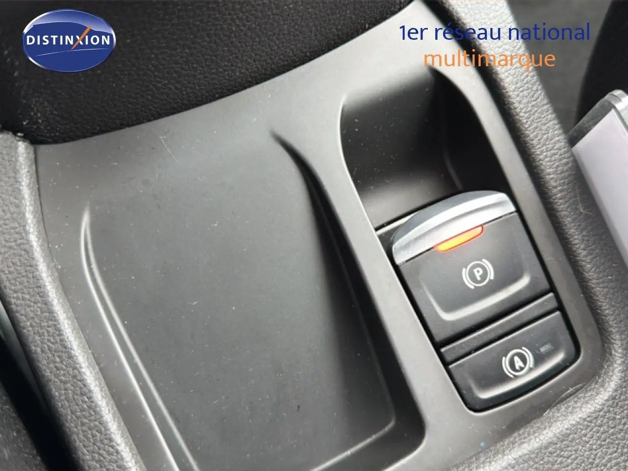 Détail de la console centrale avec bouton de frein à main électrique et fonction auto hold sur Renault Clio gris Rafale.