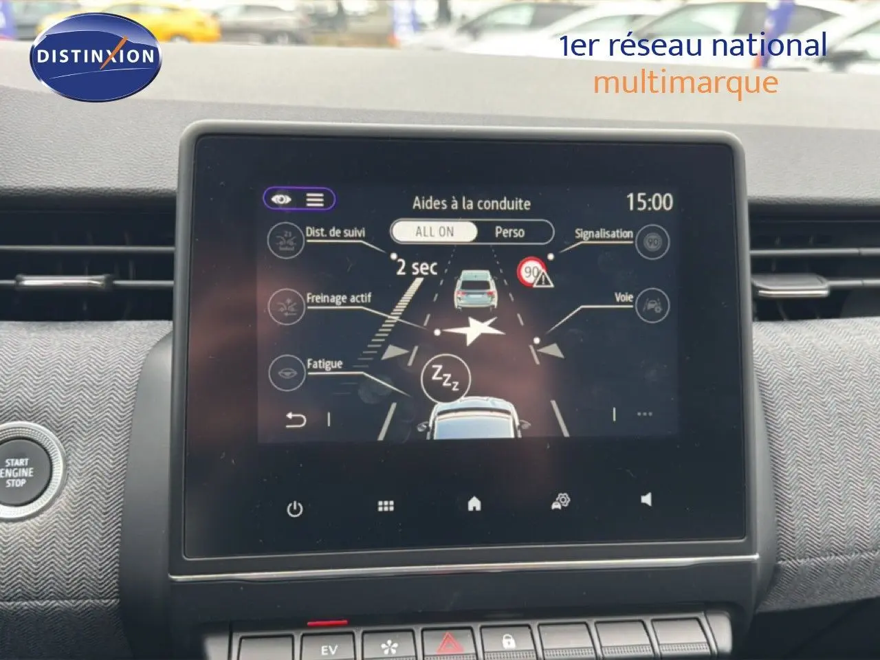 Écran tactile central du tableau de bord de la Renault Clio gris Rafale, affichant les aides à la conduite.