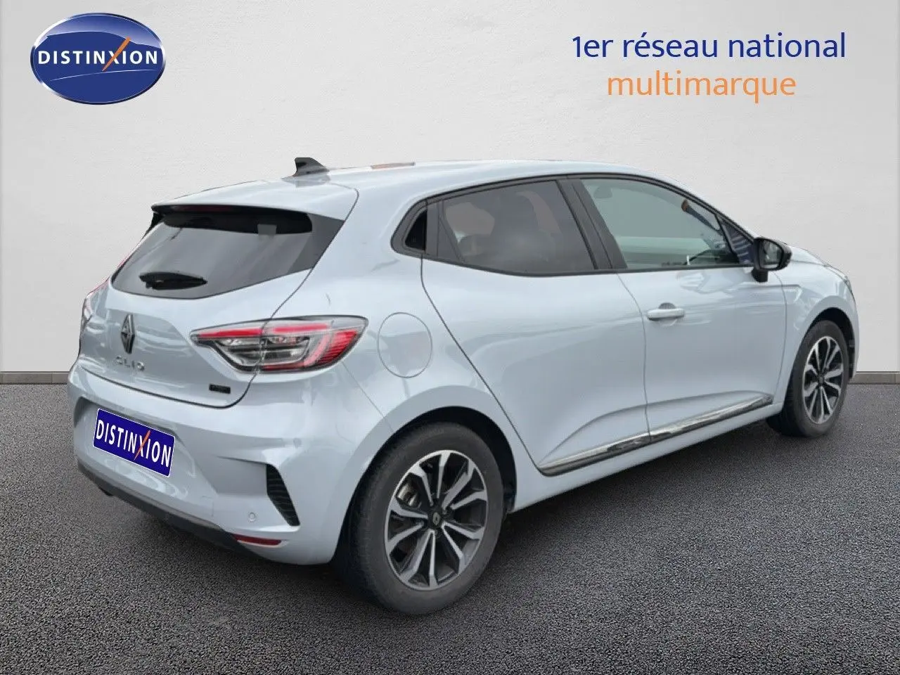 Vue 3/4 arrière droite d'une Renault Clio gris rafale métal avec jantes alliage et vitres teintées.