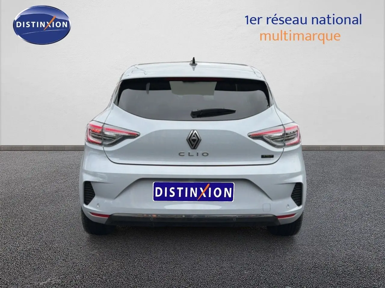 Vue arrière de la Renault Clio 2025 gris Rafale Métal avec feux LED et logo distinctif au centre du hayon.