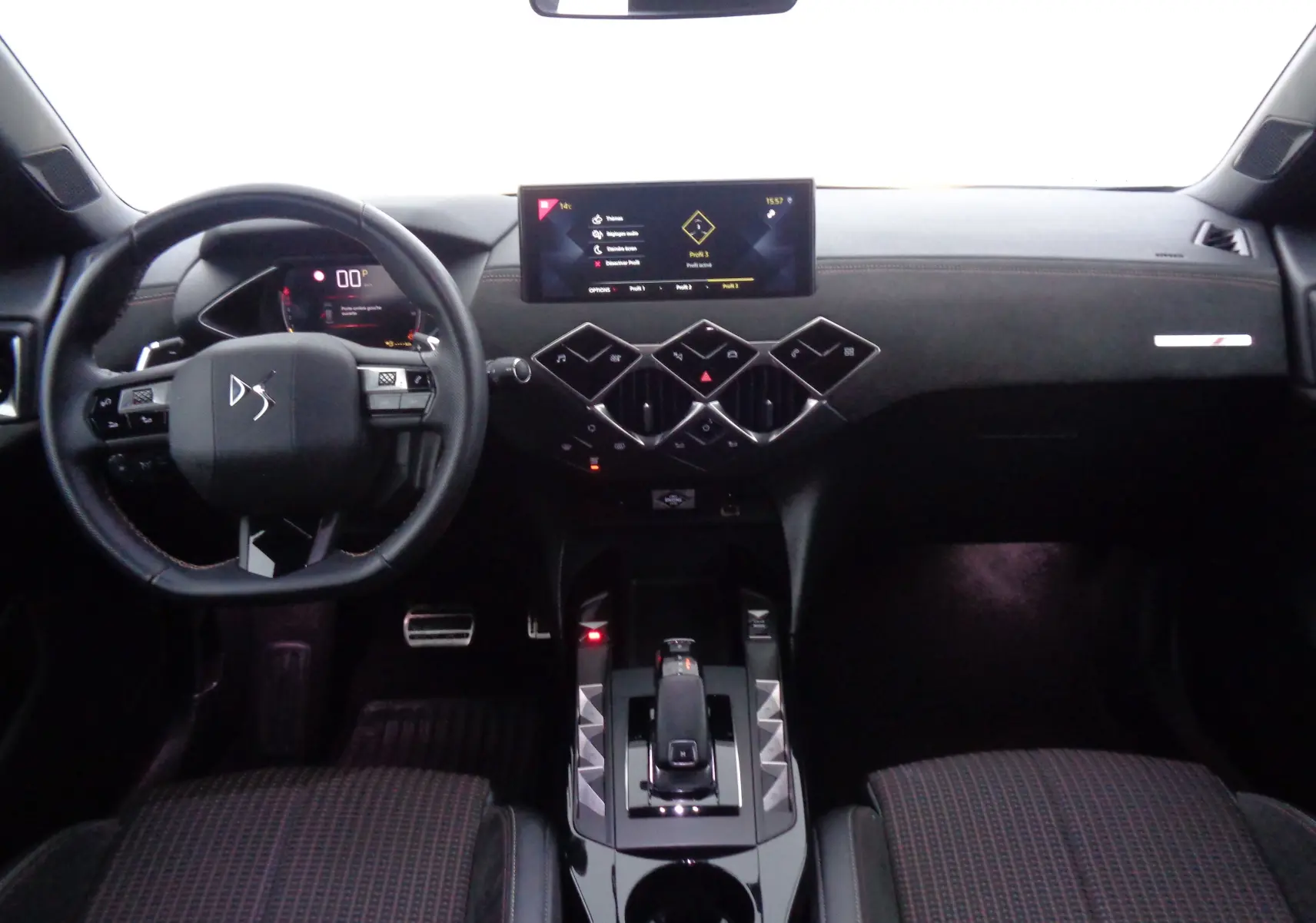 Intérieur noir du DS3 Crossback 2021, vue frontale du tableau de bord avec écran tactile et volant multifonction.