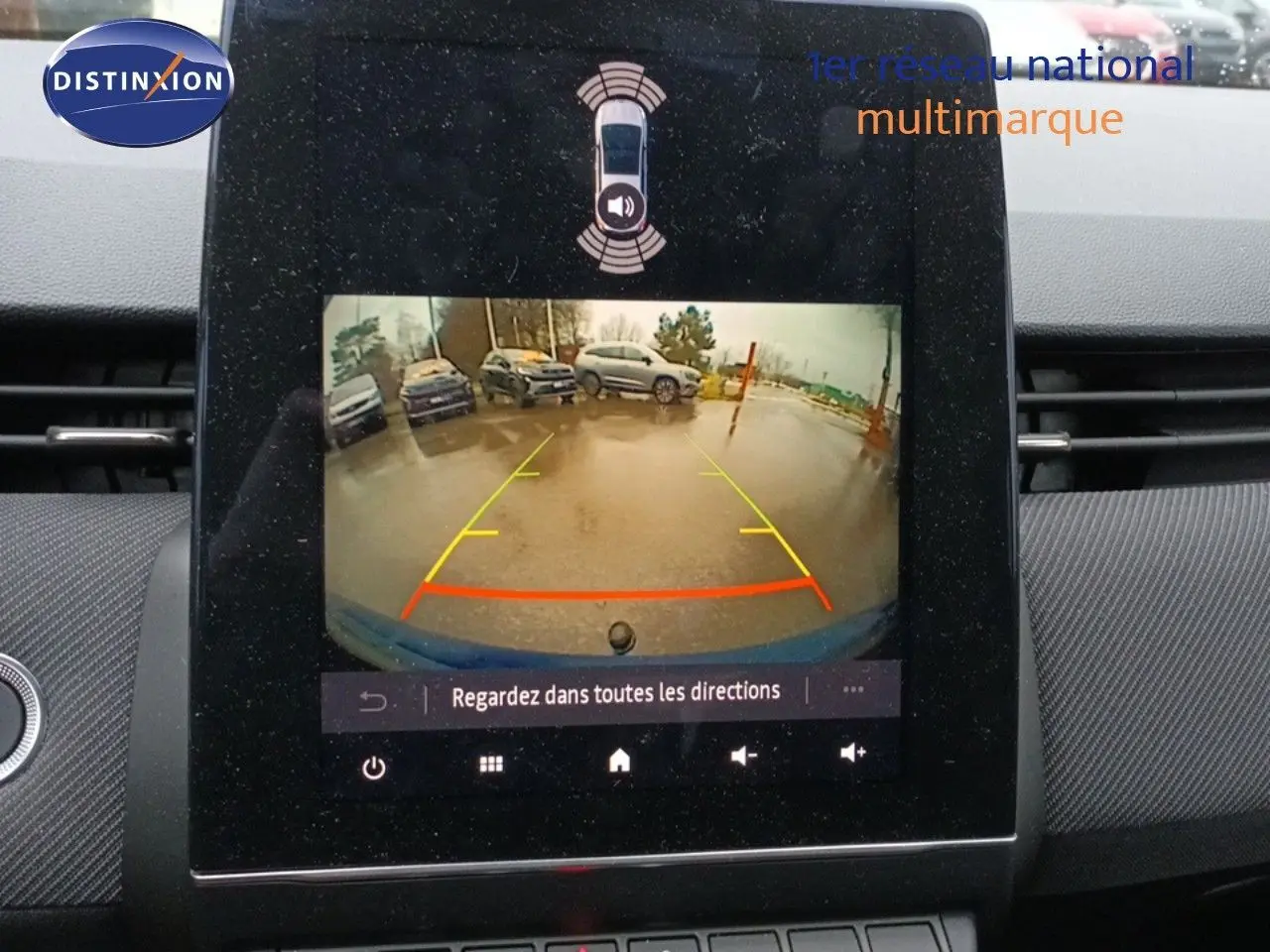 Vue de l'écran de recul intérieur de la Renault Clio 1.6 E-TECH bleu iron metal, affichant l'arrière du véhicule en stationnement.