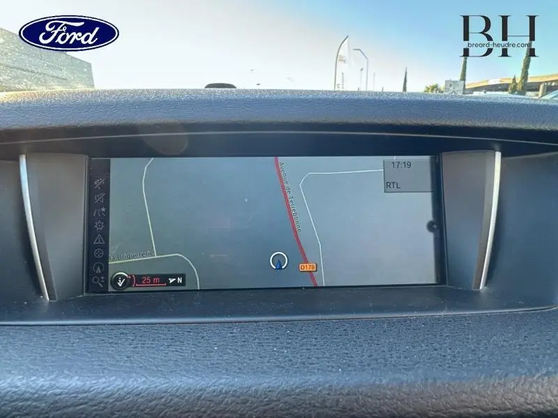 Écran multifonction GPS intégré au tableau de bord d’un BMW X1 Mineralgrau, vue frontale rapprochée.