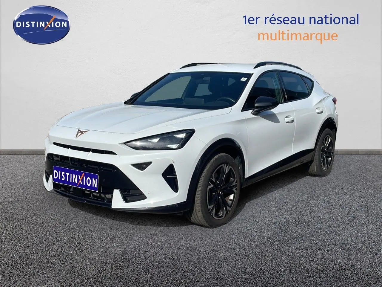 Vue 3/4 avant droite d'un CUPRA Formentor blanc neige métal avec jantes noires et détails noirs contrastants.