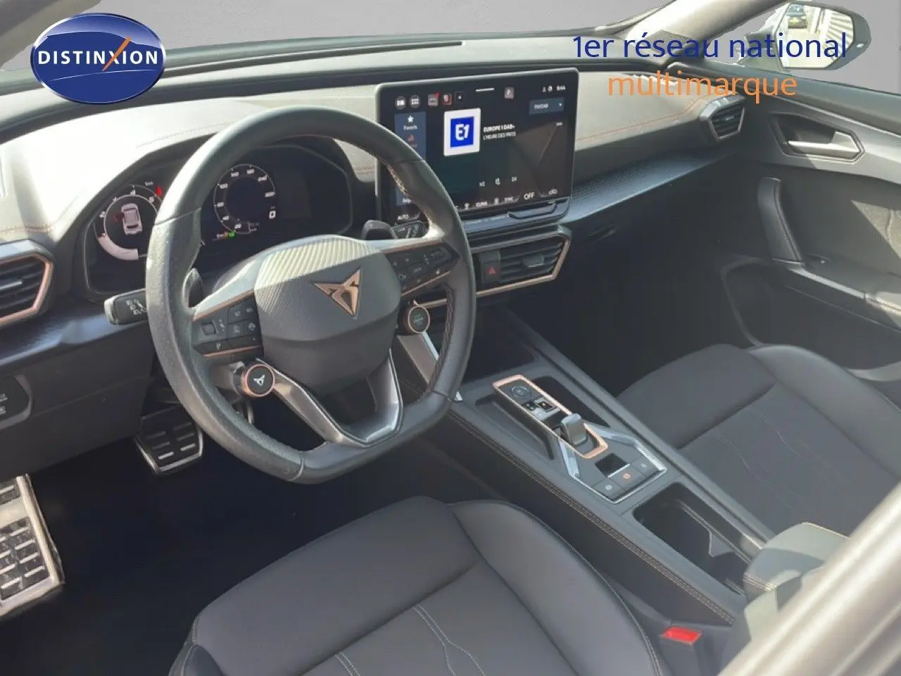 Vue intérieure du poste de conduite de la CUPRA Formentor 2.0 TDI 150CH DSG 2025 avec volant cuir et écran tactile central.