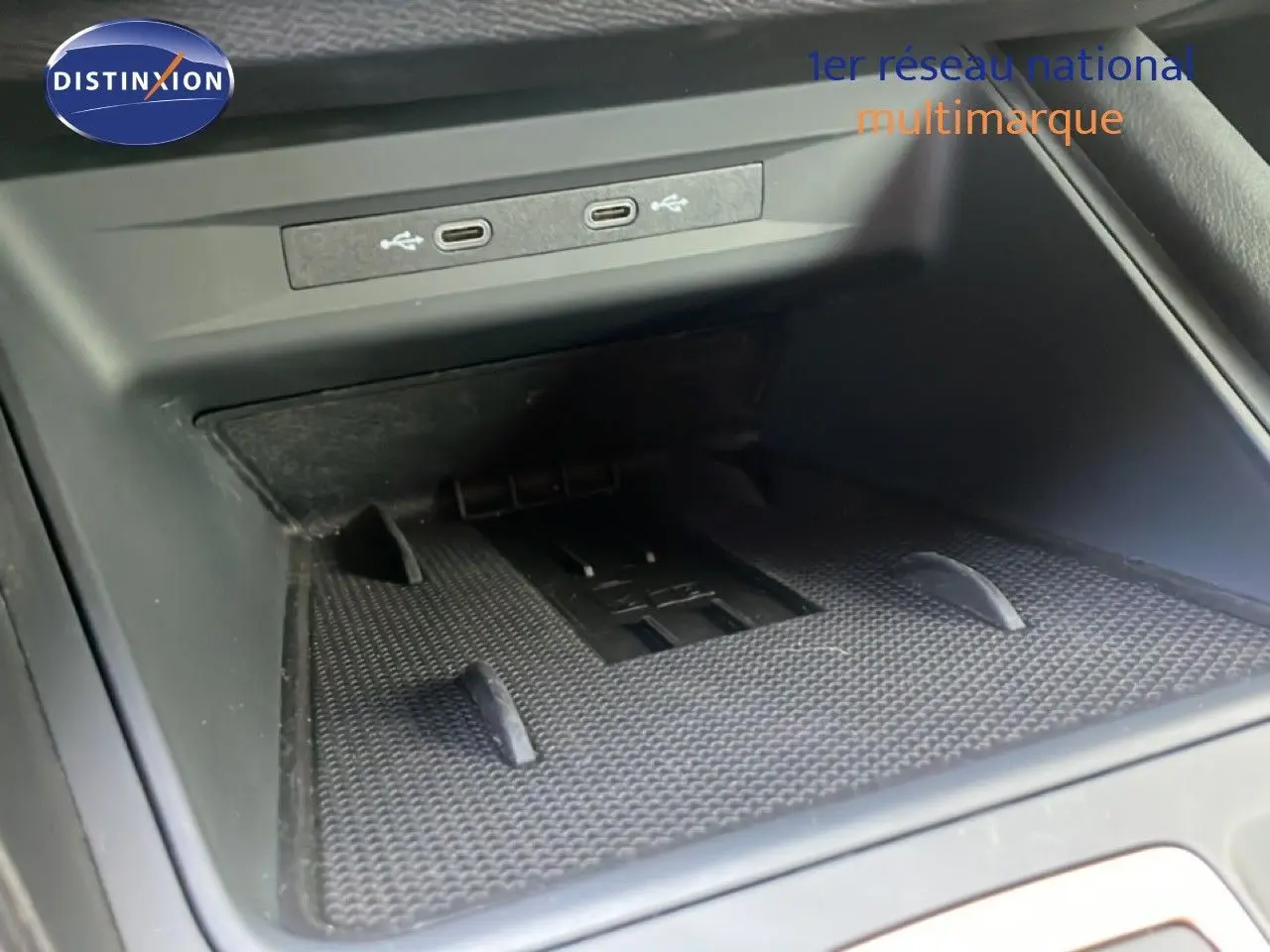 Gros plan sur le compartiment de rangement central avec ports USB-C dans une CUPRA Formentor blanc neige métal 2025.