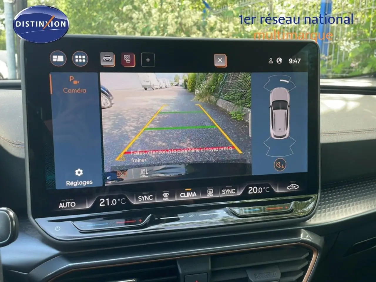Écran tactile intérieur affichant la caméra de recul du CUPRA Formentor blanc neige, avec aides au stationnement visibles.