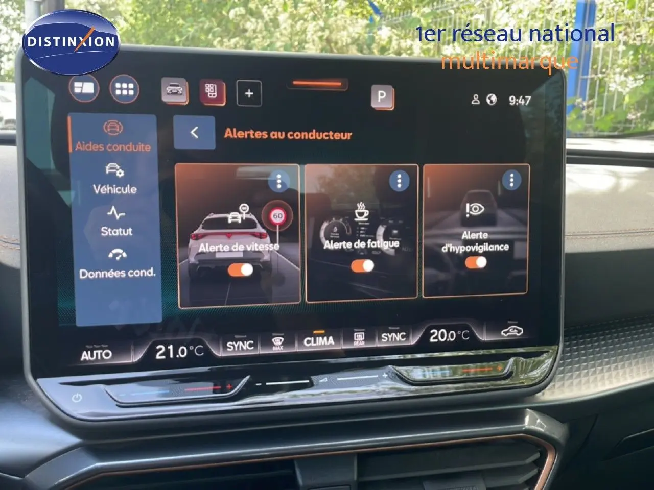 Écran tactile intérieur du tableau de bord du CUPRA Formentor 2025 affichant les alertes au conducteur.