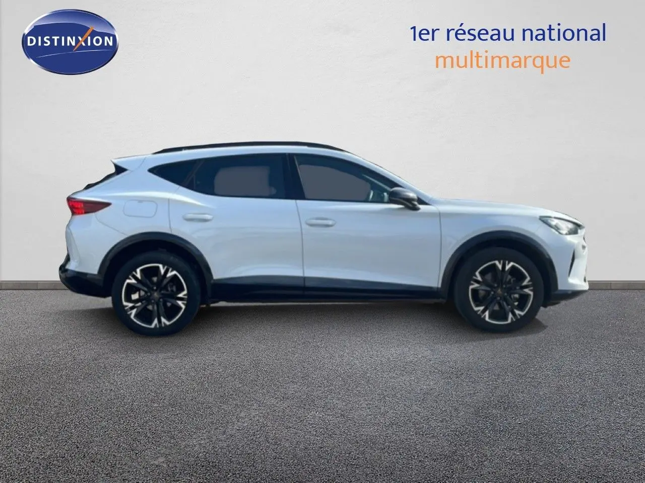 Vue de profil côté gauche d'un CUPRA Formentor blanc neige métal avec jantes noires et détails sportifs.