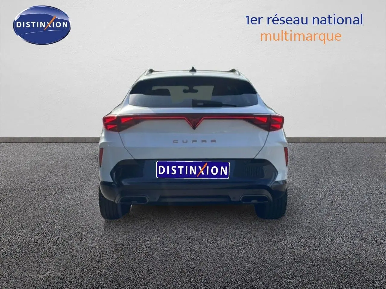 Vue arrière d'une CUPRA Formentor blanc neige métal 2025 avec feux LED reliés et double sortie d'échappement noire.