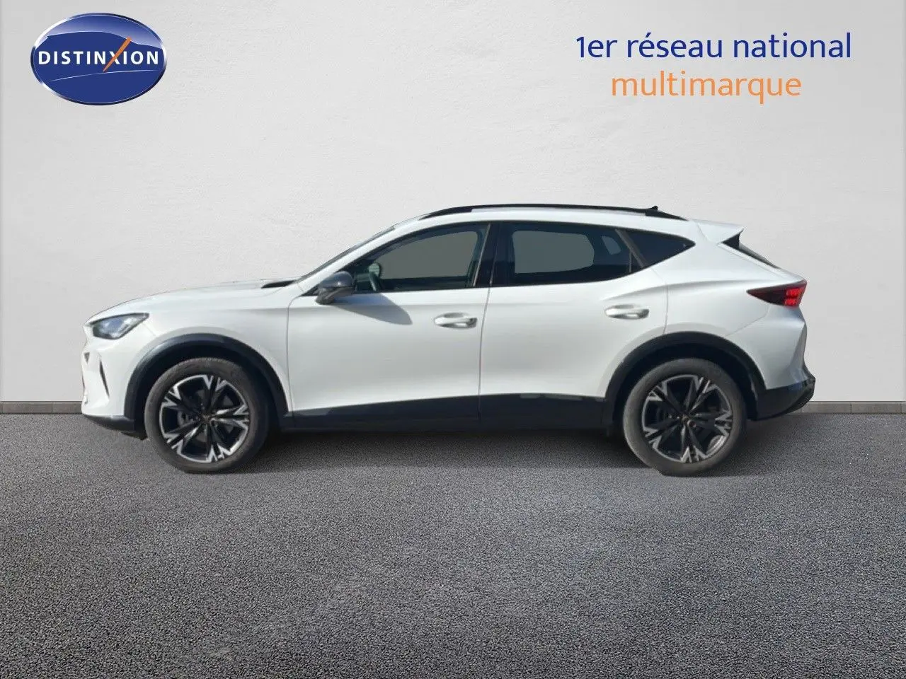 Profil droit du CUPRA Formentor blanc neige métal 2025 avec jantes noires et toit panoramique.