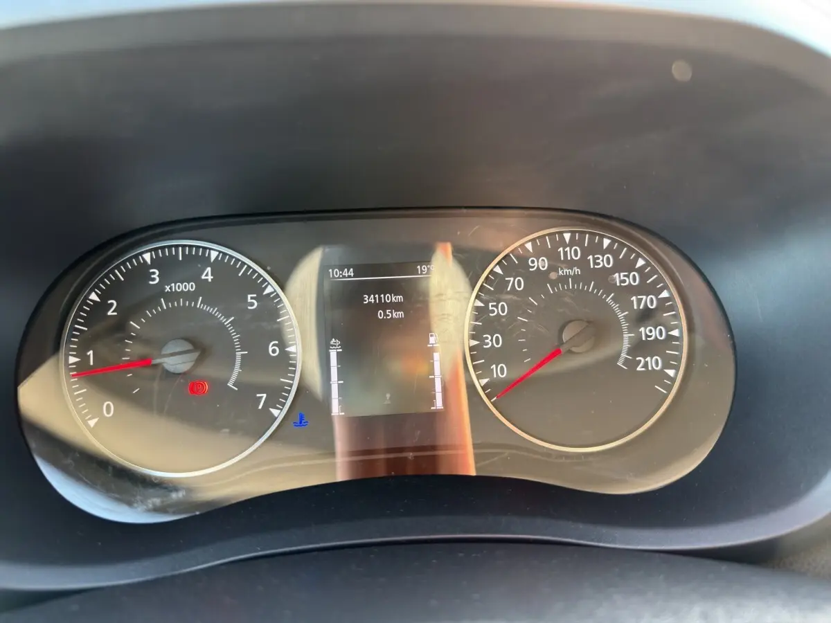 Tableau de bord du Nissan Interstar 2024 avec compte-tours, compteur de vitesse et écran digital central.