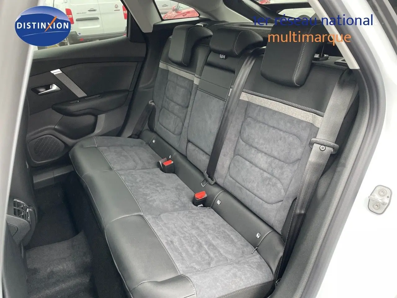 Vue intérieure du siège arrière côté droit d'une Citroën C4 blanche métal avec sellerie mixte cuir et alcantara gris.