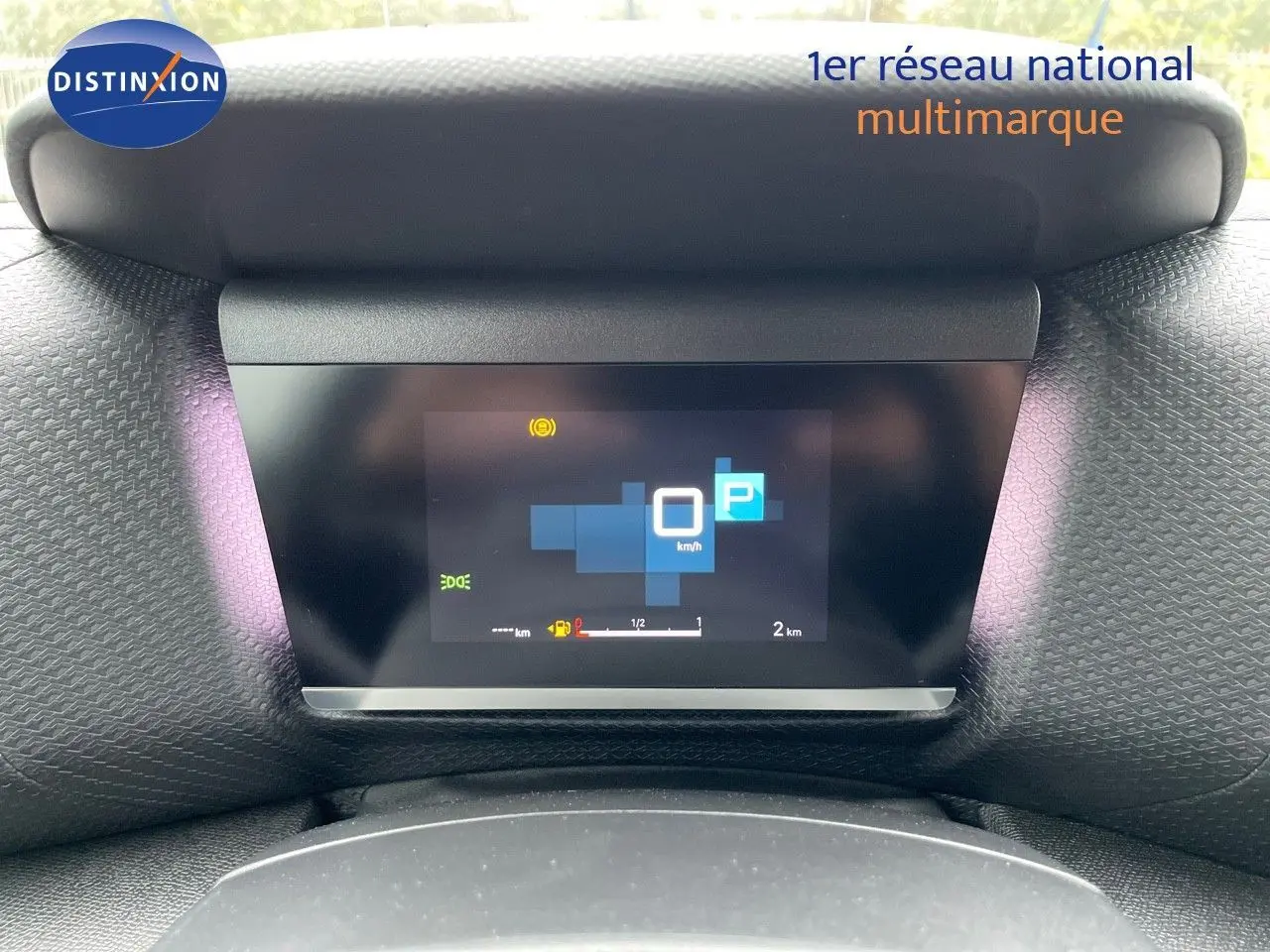 Affichage numérique du tableau de bord de la Citroën C4 blanche métal 2024, montrant la vitesse à 0 km/h et le mode parking activé.