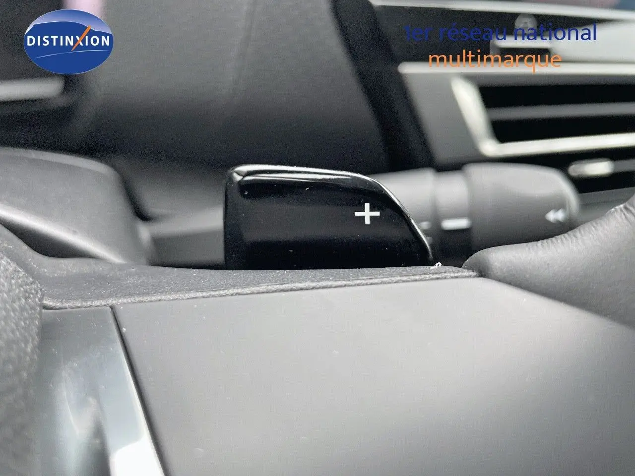 Gros plan sur la palette de changement de vitesse "+" côté droit du volant d'une Citroën C4 blanche 2024.