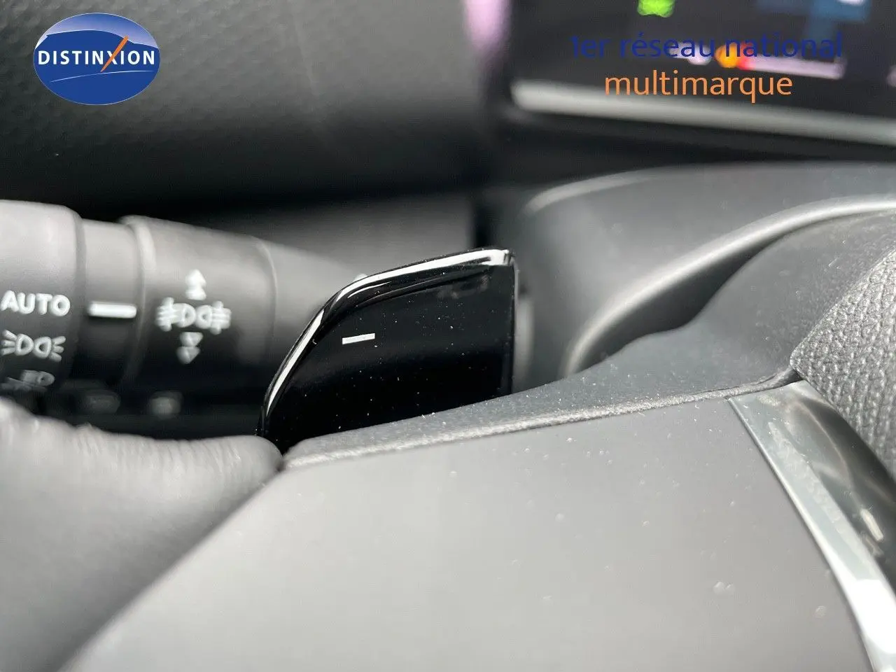 Gros plan sur la palette de changement de vitesse noire à gauche du volant du Citroën C4 blanc métal 2024.