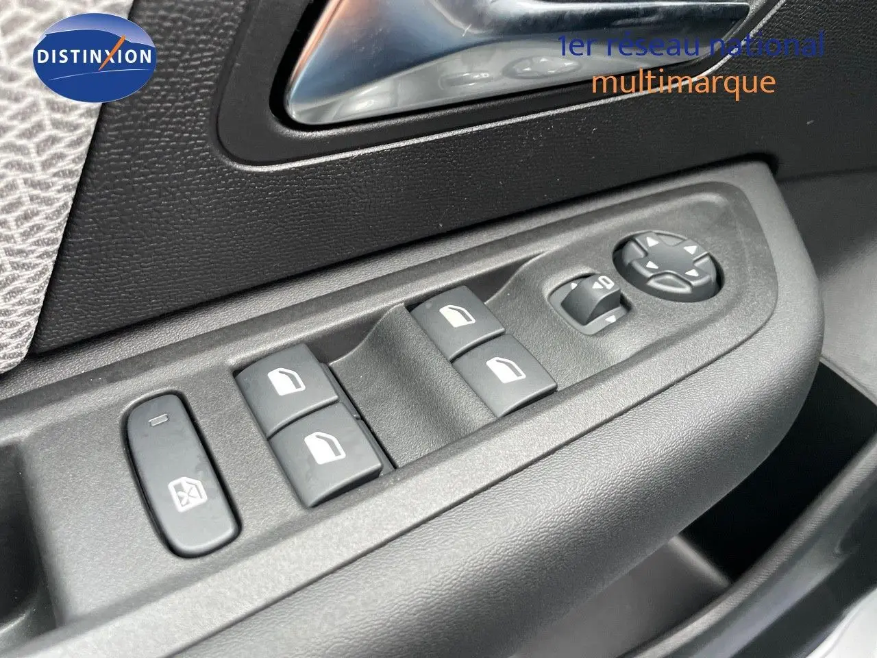 Panneau de commandes des vitres et rétroviseurs côté conducteur d'une Citroën C4 blanche métal 2024.