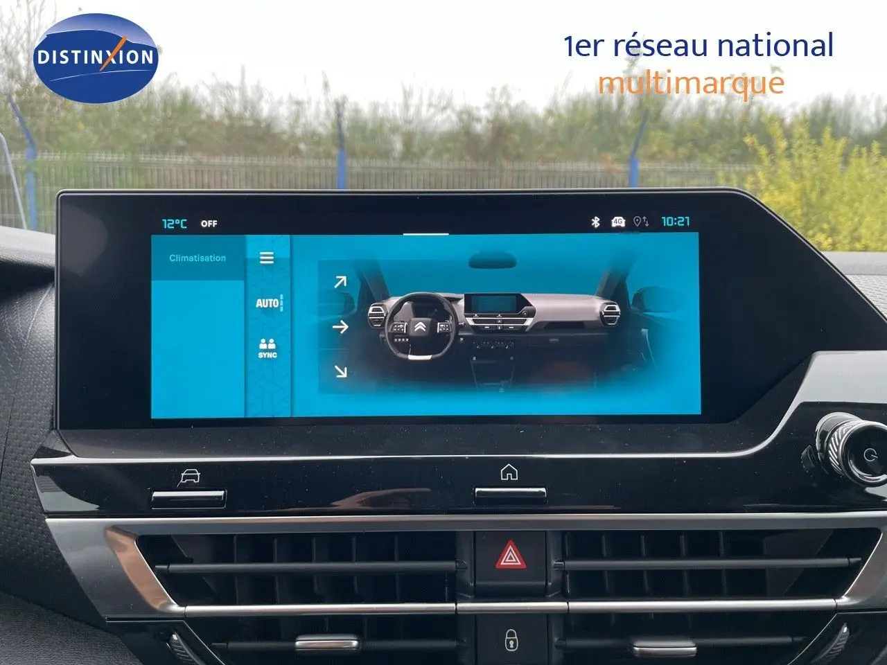 Écran tactile central affichant le tableau de bord numérique d'une Citroën C4 blanche métal, vue intérieure frontale.