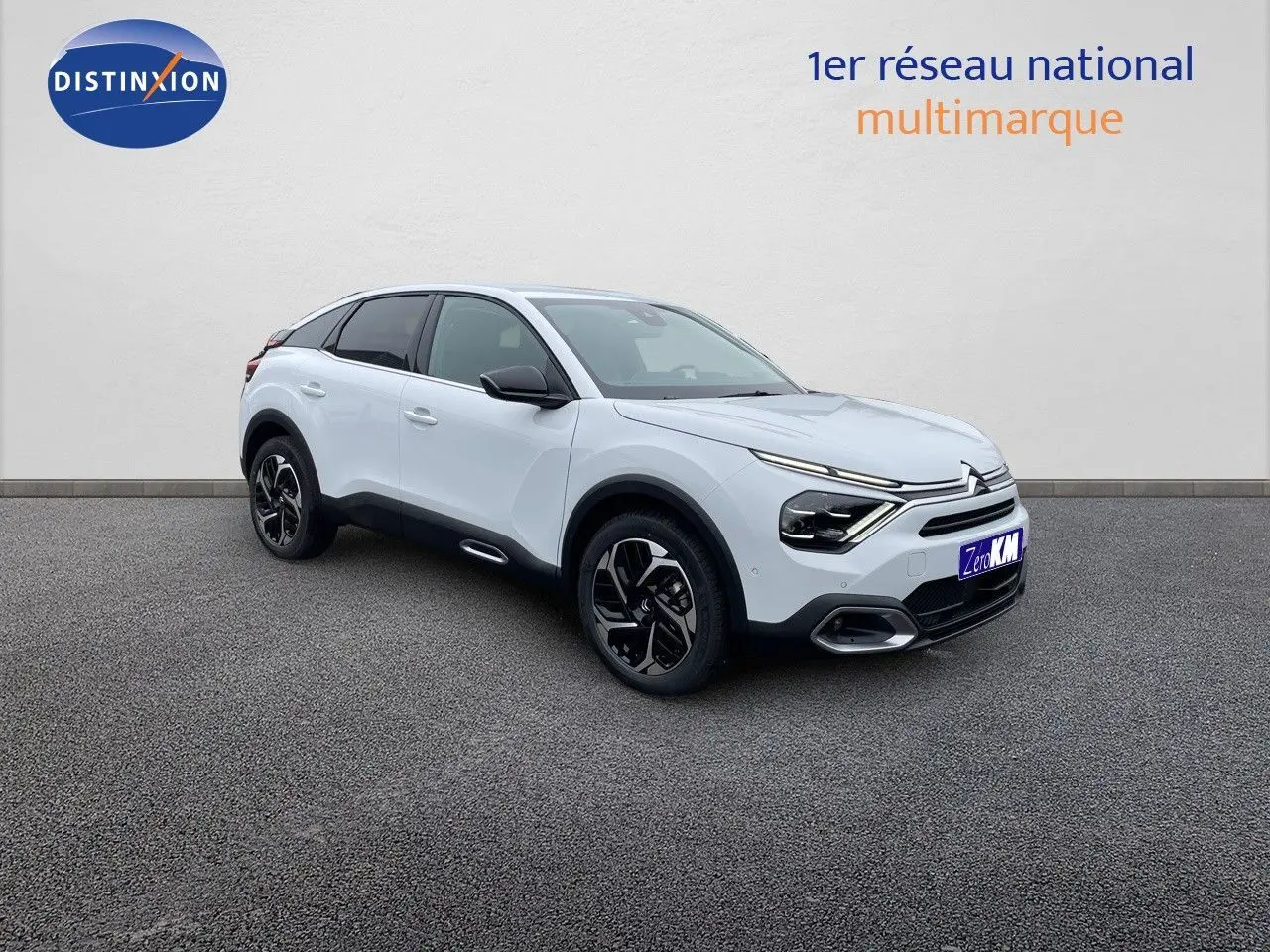 Citroën C4 blanc métal vue 3/4 avant droit, avec jantes noires et détails noirs contrastants.