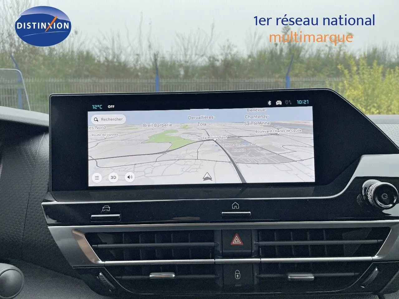 Écran tactile central du tableau de bord de la Citroën C4 2024 affichant la navigation GPS en extérieur.