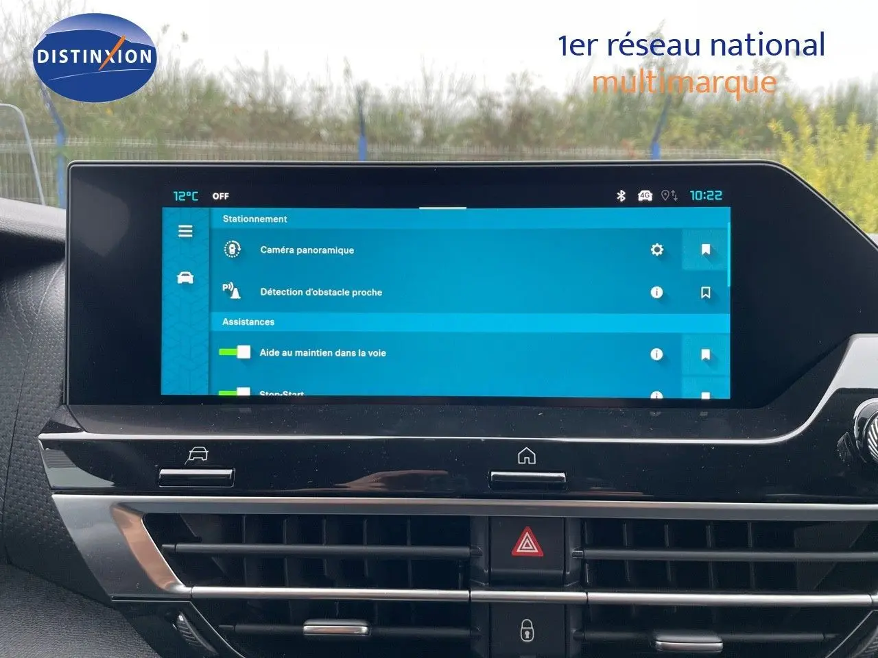 Écran tactile central affichant les options d'assistance à la conduite dans l'habitacle d'une Citroën C4 blanche.