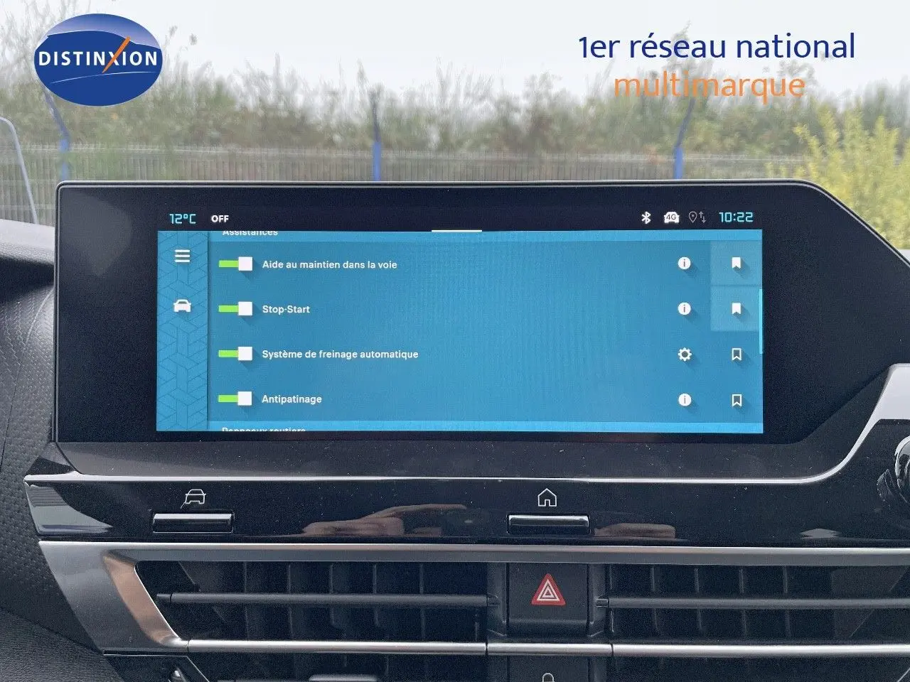 Écran tactile central affichant les aides à la conduite dans l'habitacle d'une Citroën C4 blanche métal 2024.
