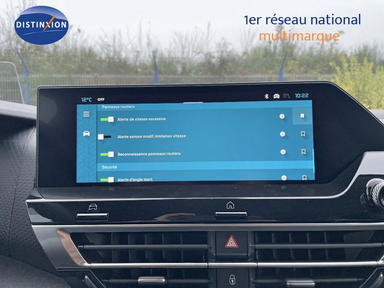 Écran tactile central affichant les alertes de sécurité dans l'habitacle d'une Citroën C4 blanche métal 2024.