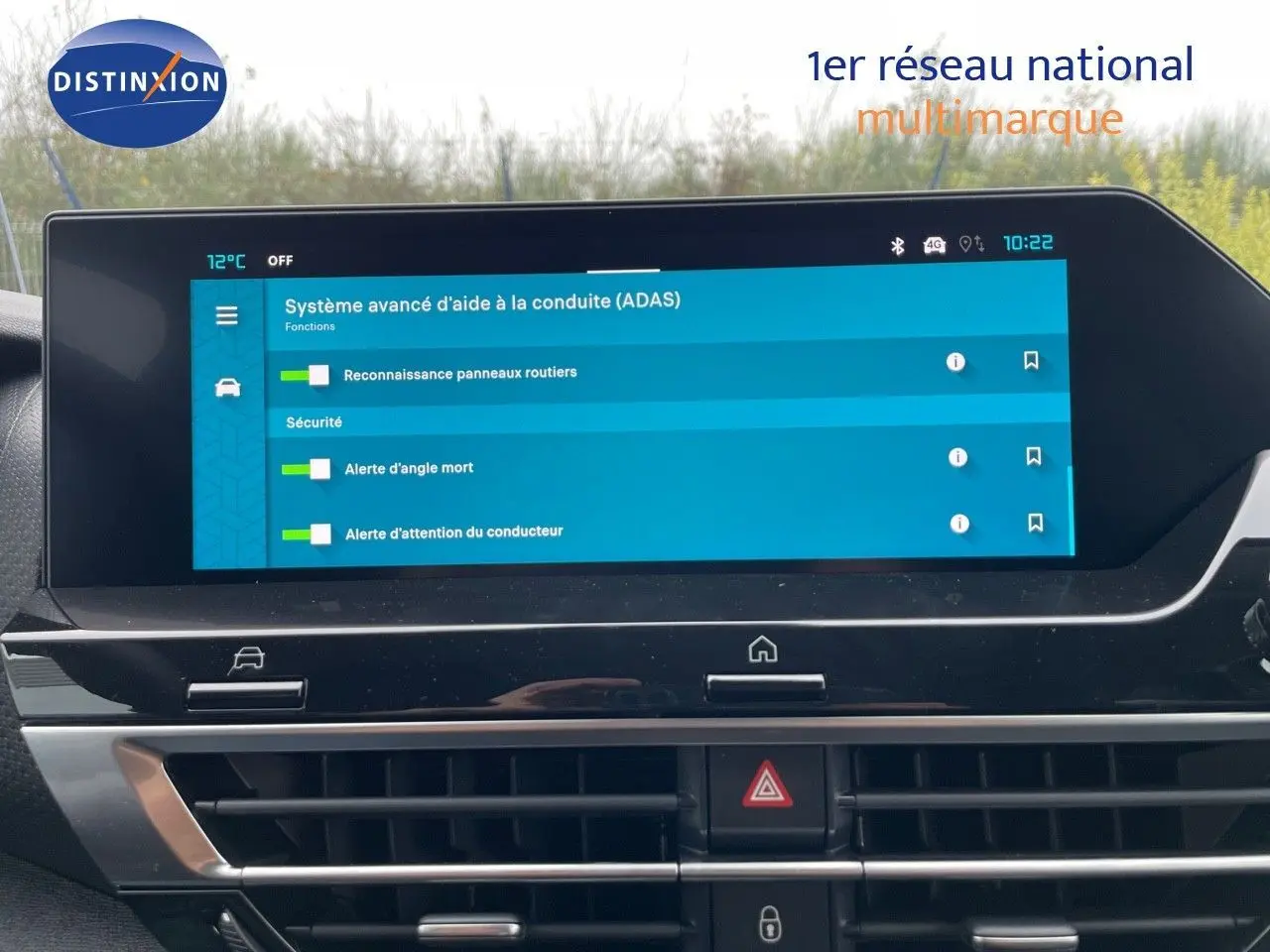 Écran tactile du système d'aide à la conduite dans l'habitacle d'une Citroën C4 blanc métal 2024.