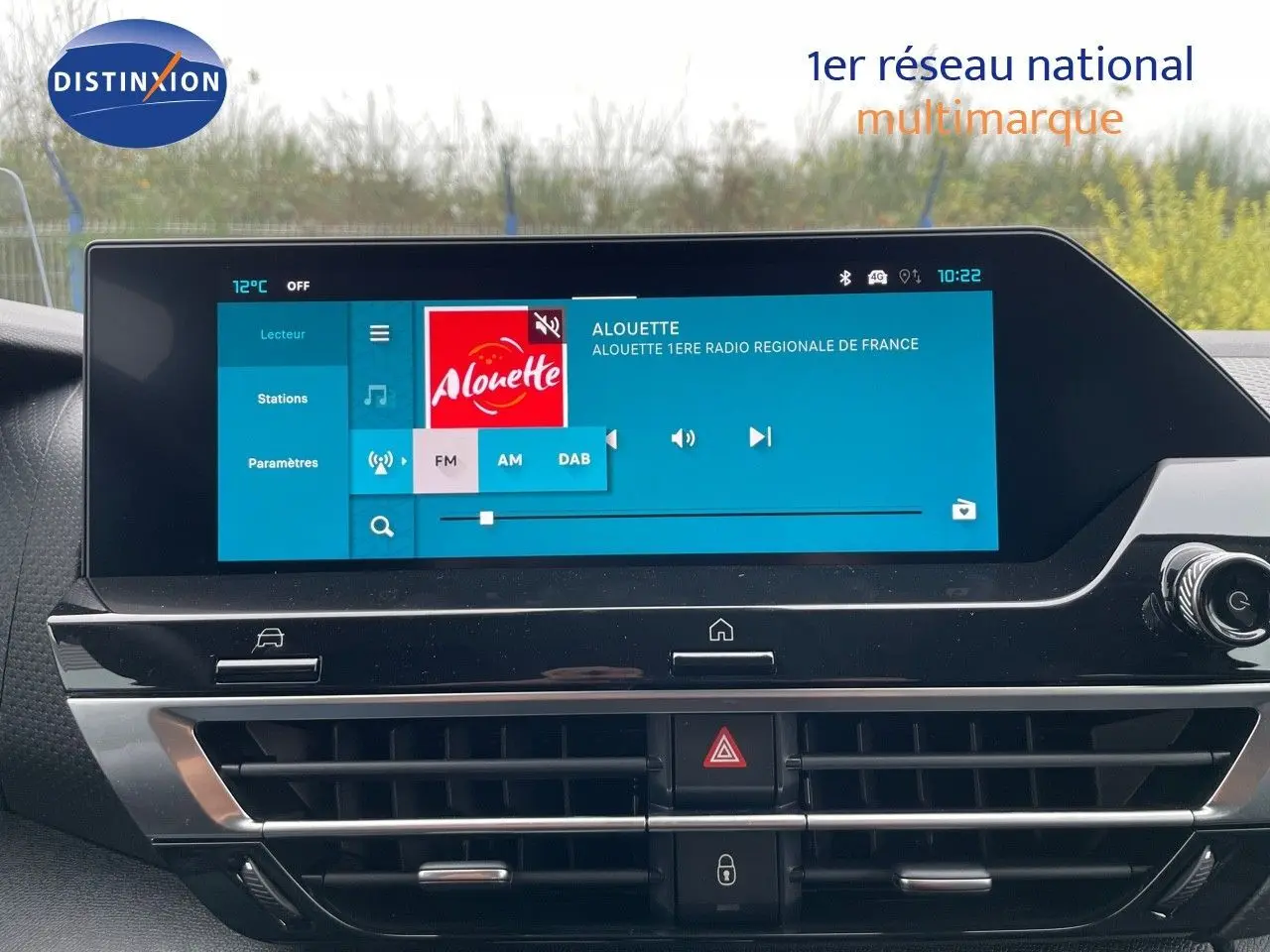 Écran tactile central affichant la radio Alouette dans l'habitacle d'une Citroën C4 blanche 2024.
