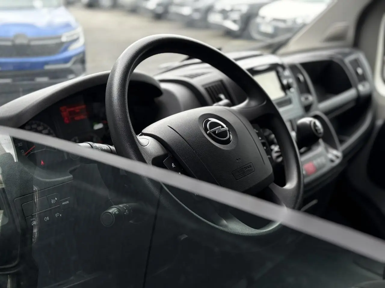 Vue intérieure rapprochée du volant Opel Movano Fourgon 2023, avec tableau de bord et commandes visibles.