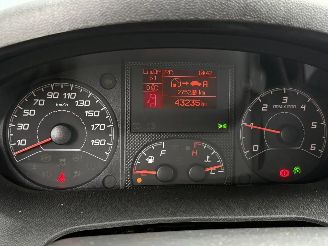 Tableau de bord du fourgon Opel Movano blanc 2023 montrant vitesse, compte-tours et écran digital rouge.