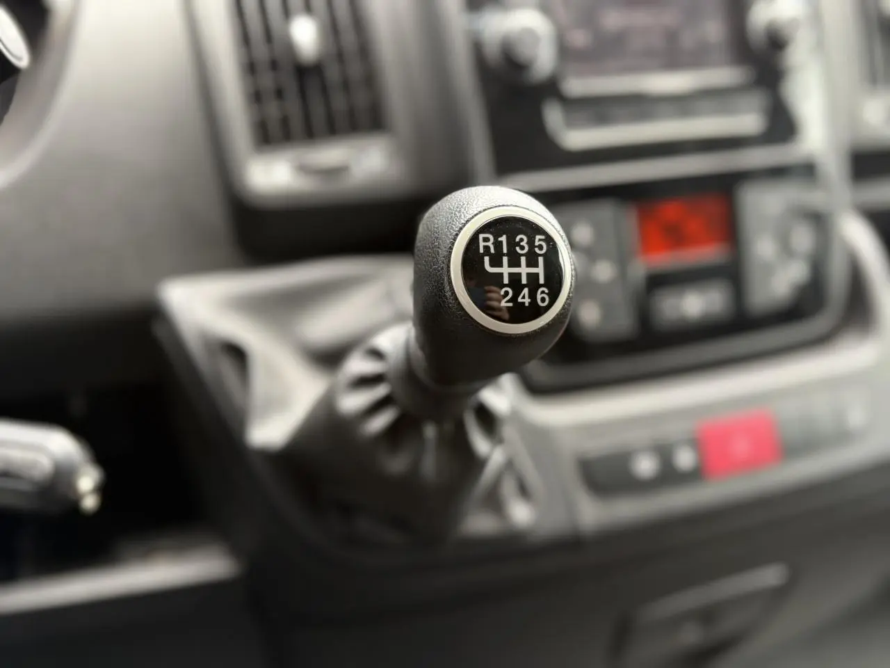Le levier de vitesses manuel noir en gros plan dans l'habitacle d'un Opel Movano Fourgon 2023.
