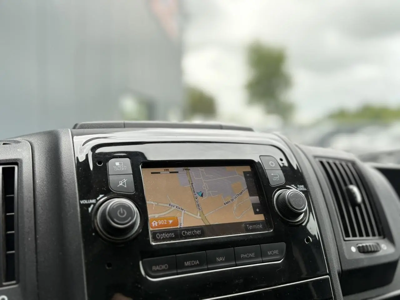 Écran tactile multimédia avec navigation visible sur le tableau de bord noir de l'Opel Movano Fourgon 2023.