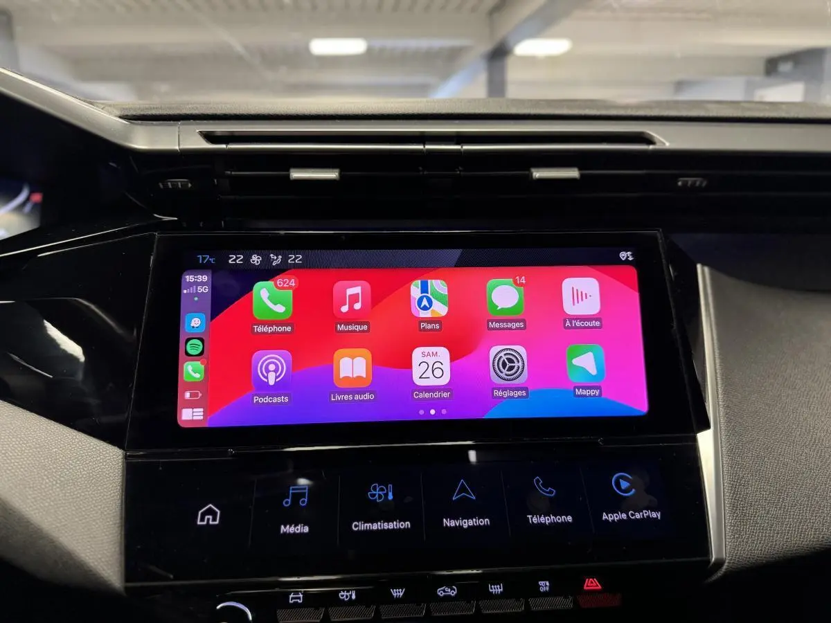 Écran tactile central 10 pouces allumé dans l'habitacle d'une Peugeot 308 SW gris, vue frontale rapprochée.