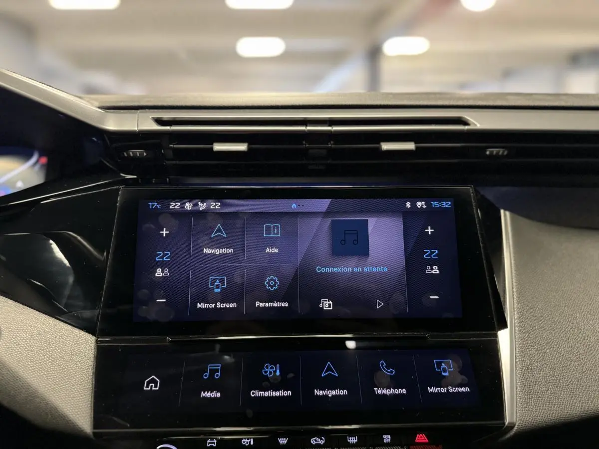 Écran tactile central du tableau de bord de la Peugeot 308 SW gris, affichant les menus de navigation et climatisation.