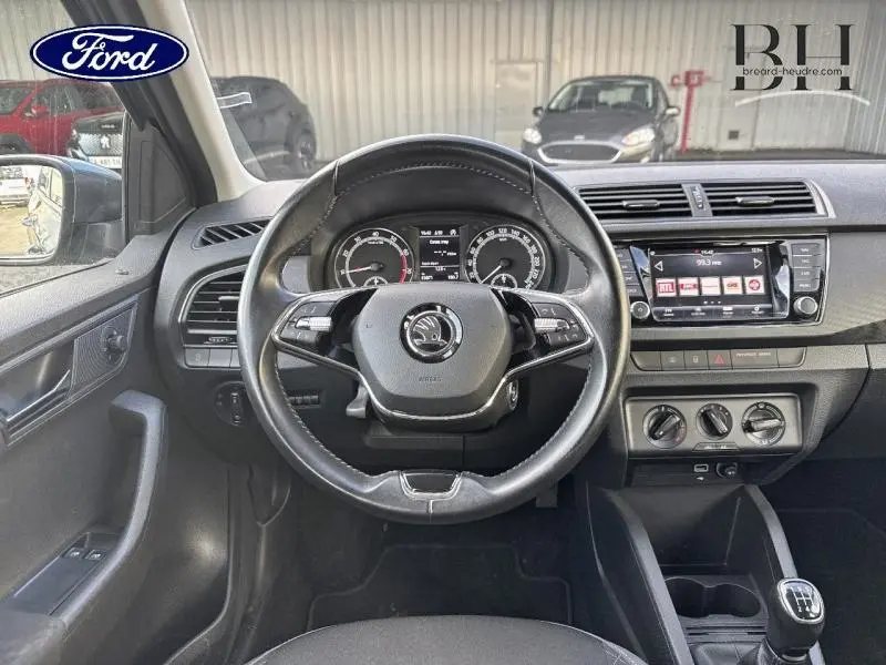 Intérieur d'une Skoda Fabia 2021, vue frontale du volant cuir multifonction et tableau de bord avec écran tactile.