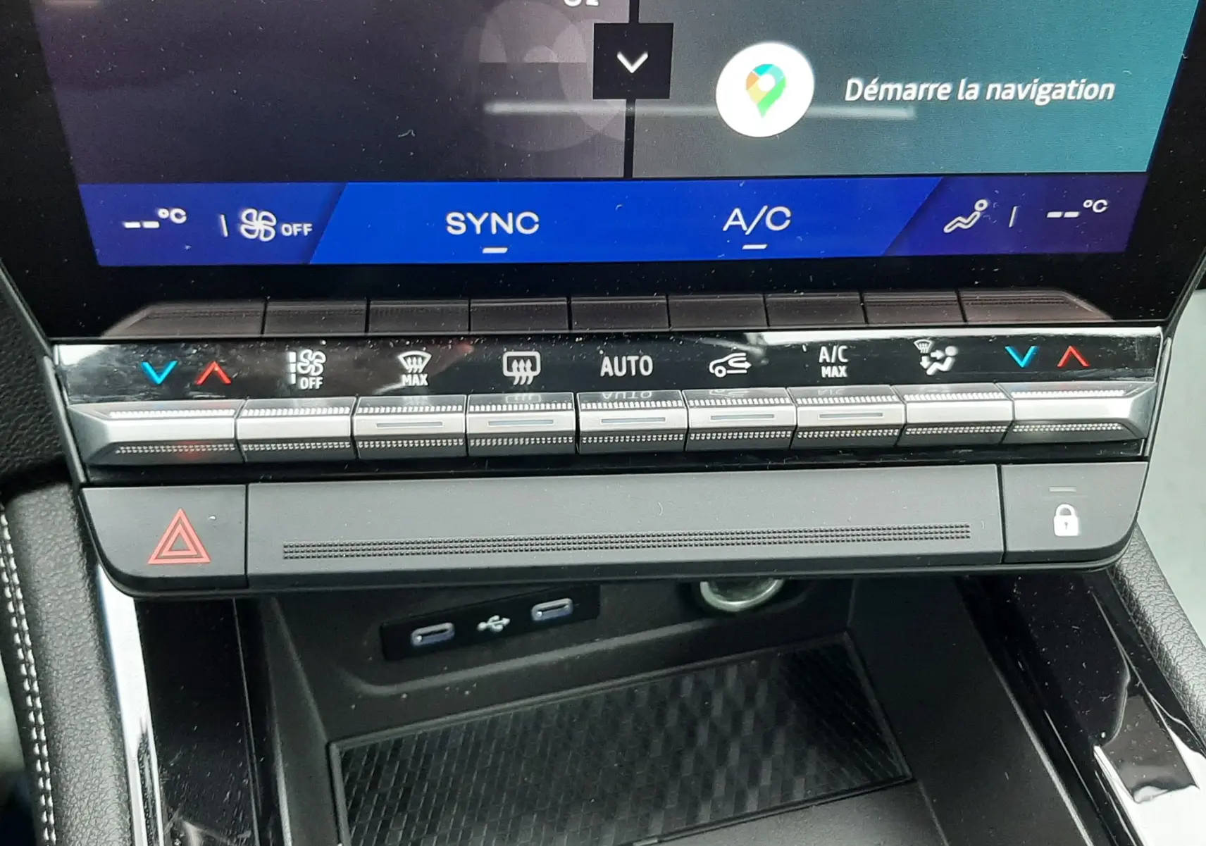Vue rapprochée du tableau de bord du Renault Austral Ph.2 gris schiste, montrant l’écran tactile et les commandes de climatisation.
