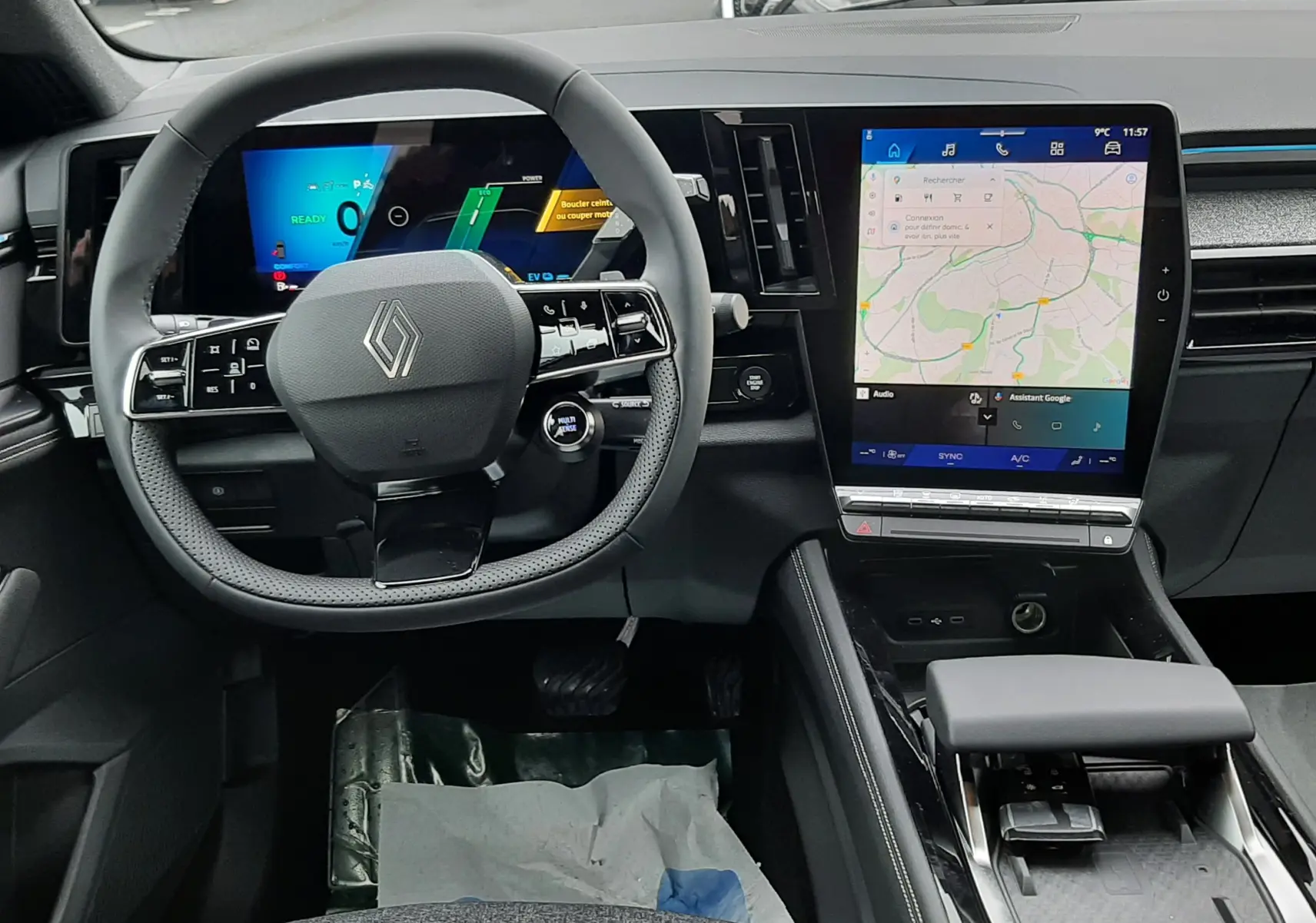 Vue intérieure du tableau de bord et volant du Renault Austral Ph.2, avec écran tactile central et affichage numérique.