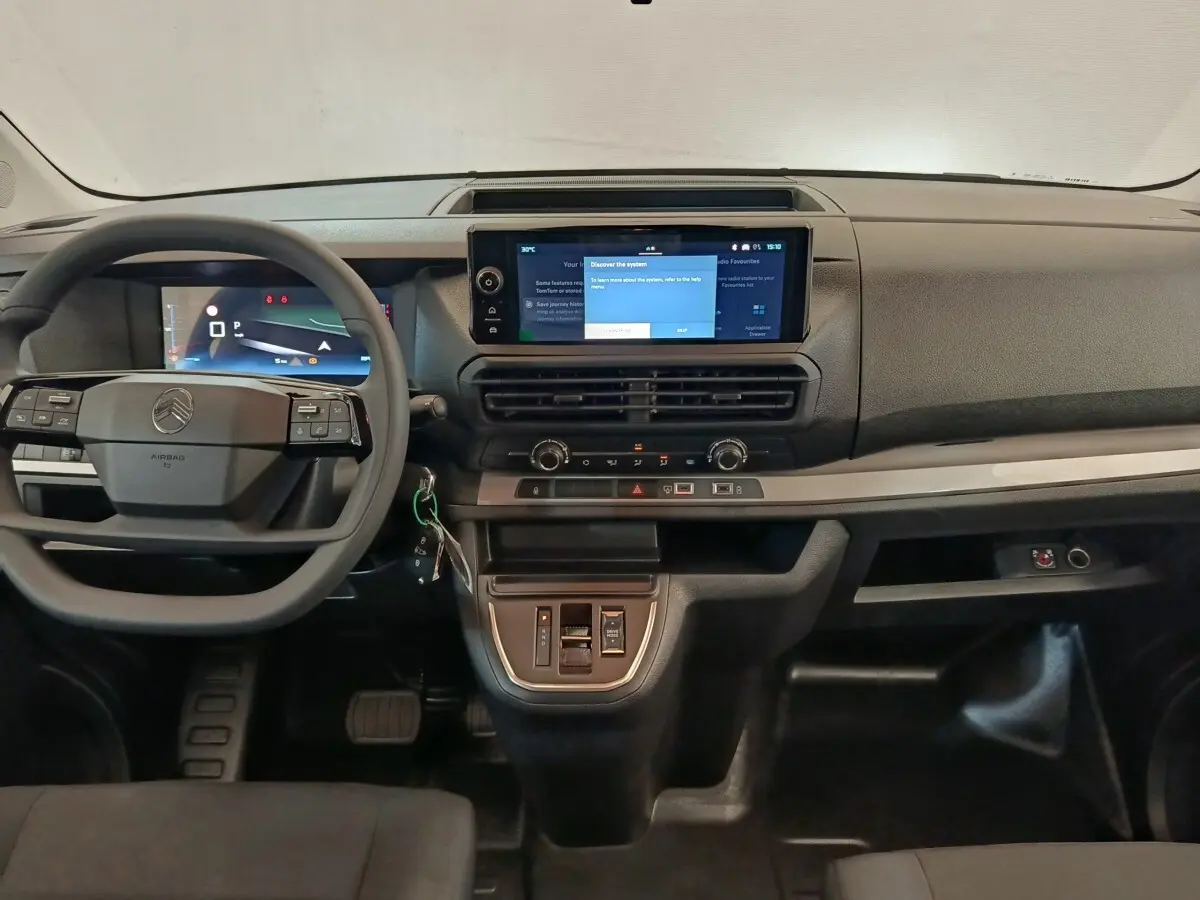 Vue intérieure frontale du tableau de bord du Citroën Jumpy 2025 avec écran tactile central et volant multifonctions noir.