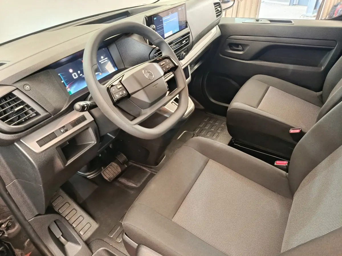 Vue intérieure côté conducteur du Citroën Jumpy 2025 gris foncé, avec volant multifonctions et tableau de bord digital.