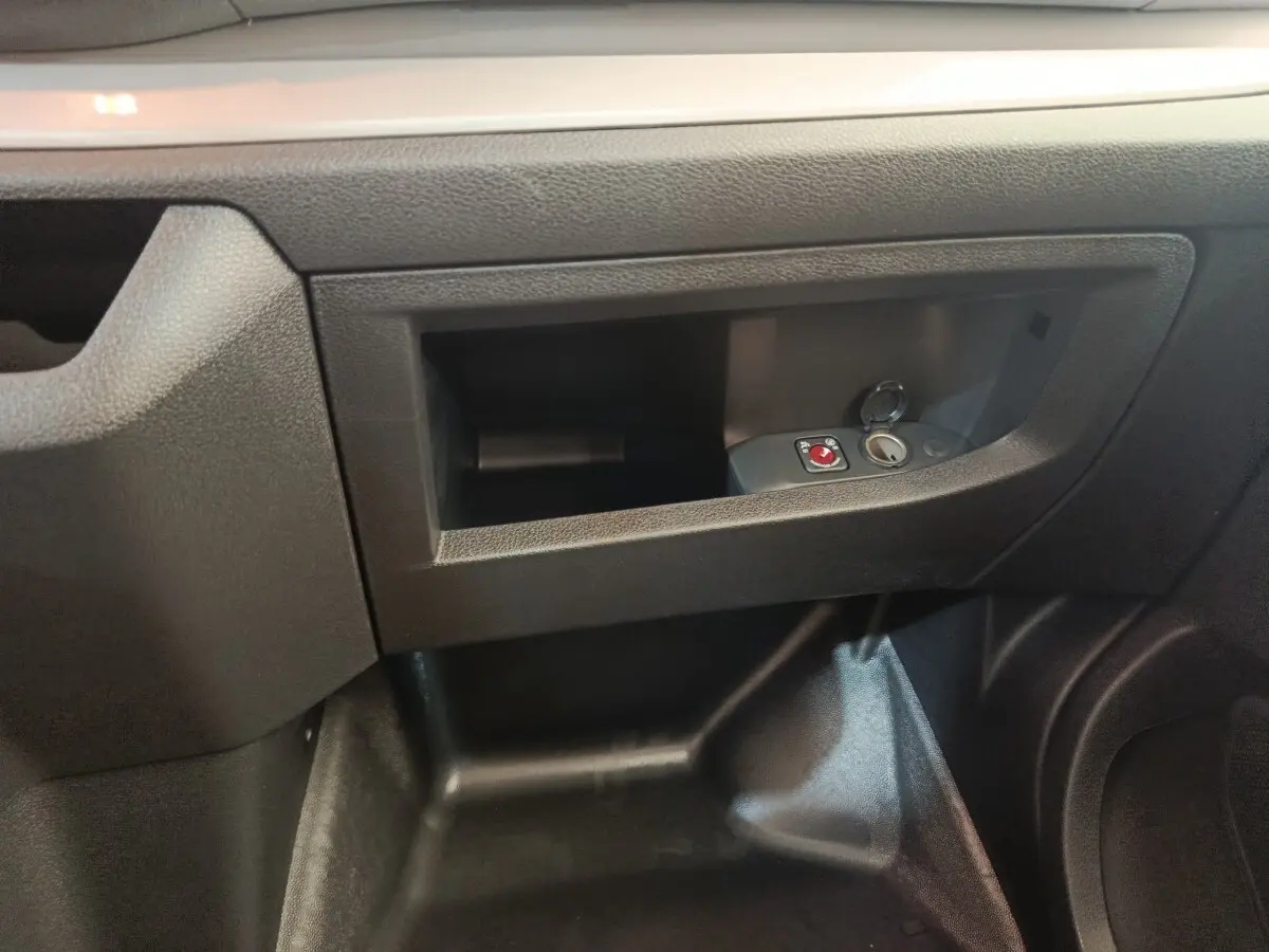Détail du rangement intérieur noir côté passager du Citroën Jumpy 2025 avec commande de verrouillage.