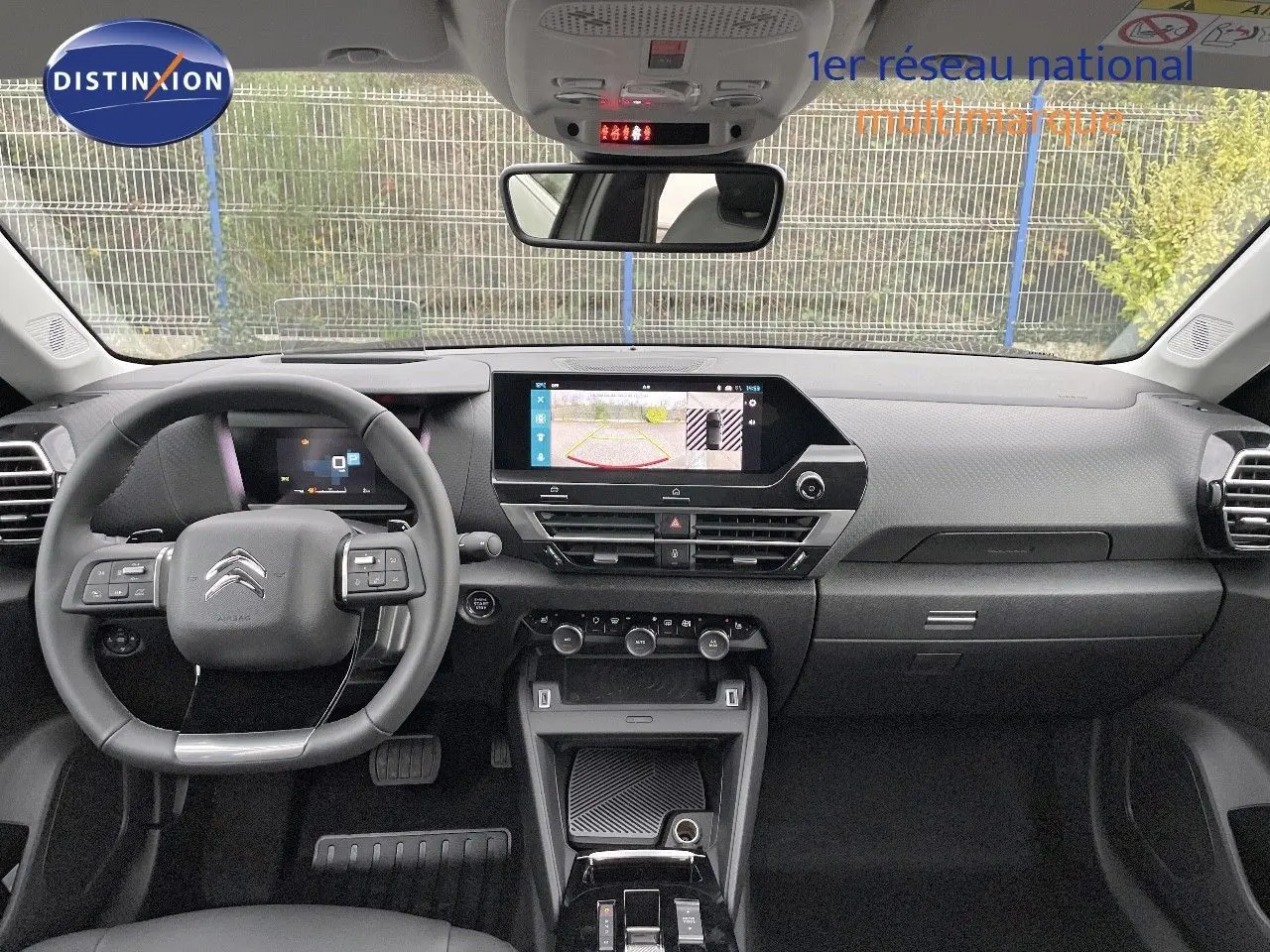 Intérieur de la Citroën C4 2024, vue frontale du tableau de bord avec écran tactile affichant la caméra de recul.