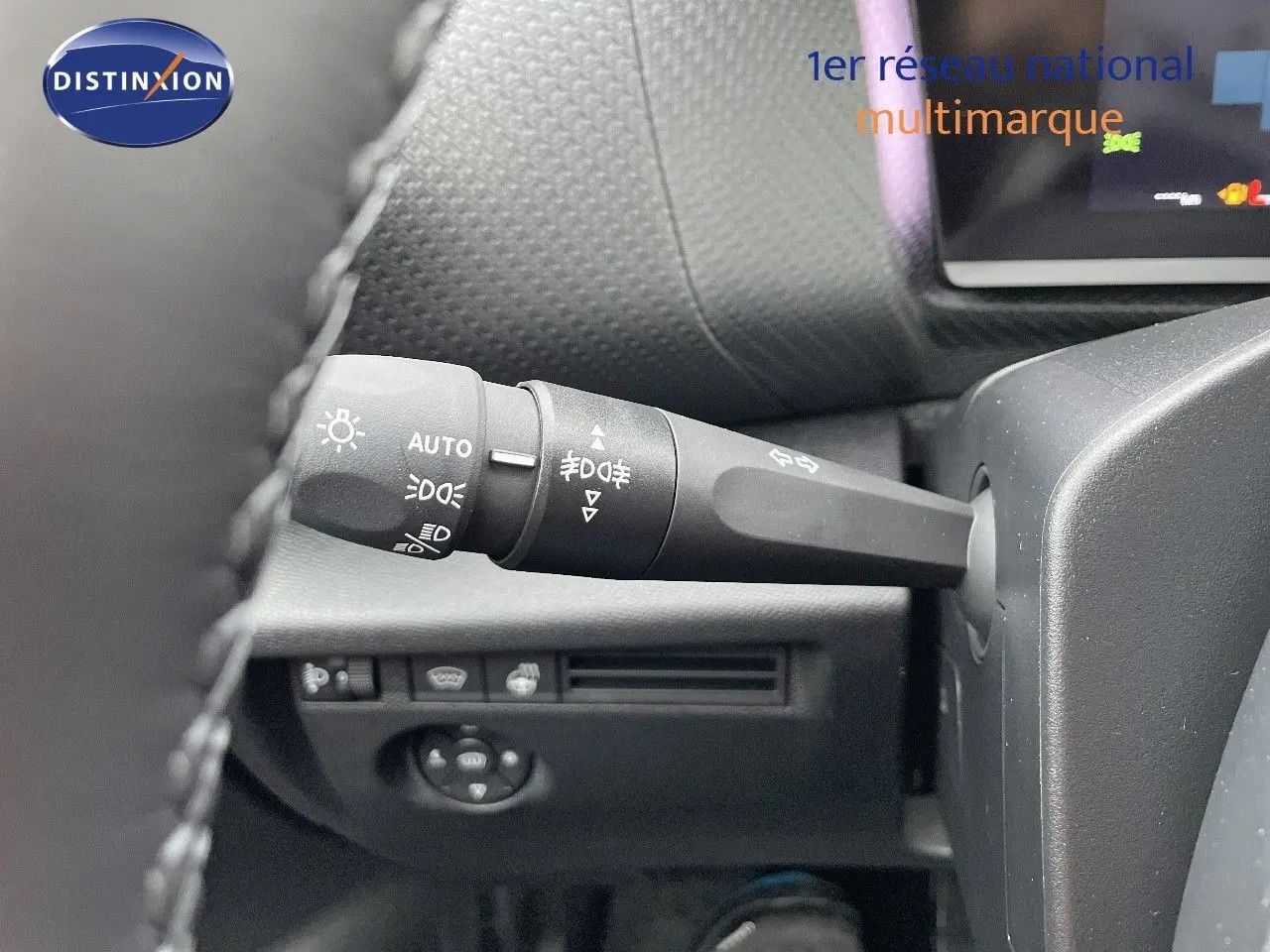 Gros plan sur la manette des feux et clignotants du tableau de bord d'une Citroën C4 gris platinium 2024.