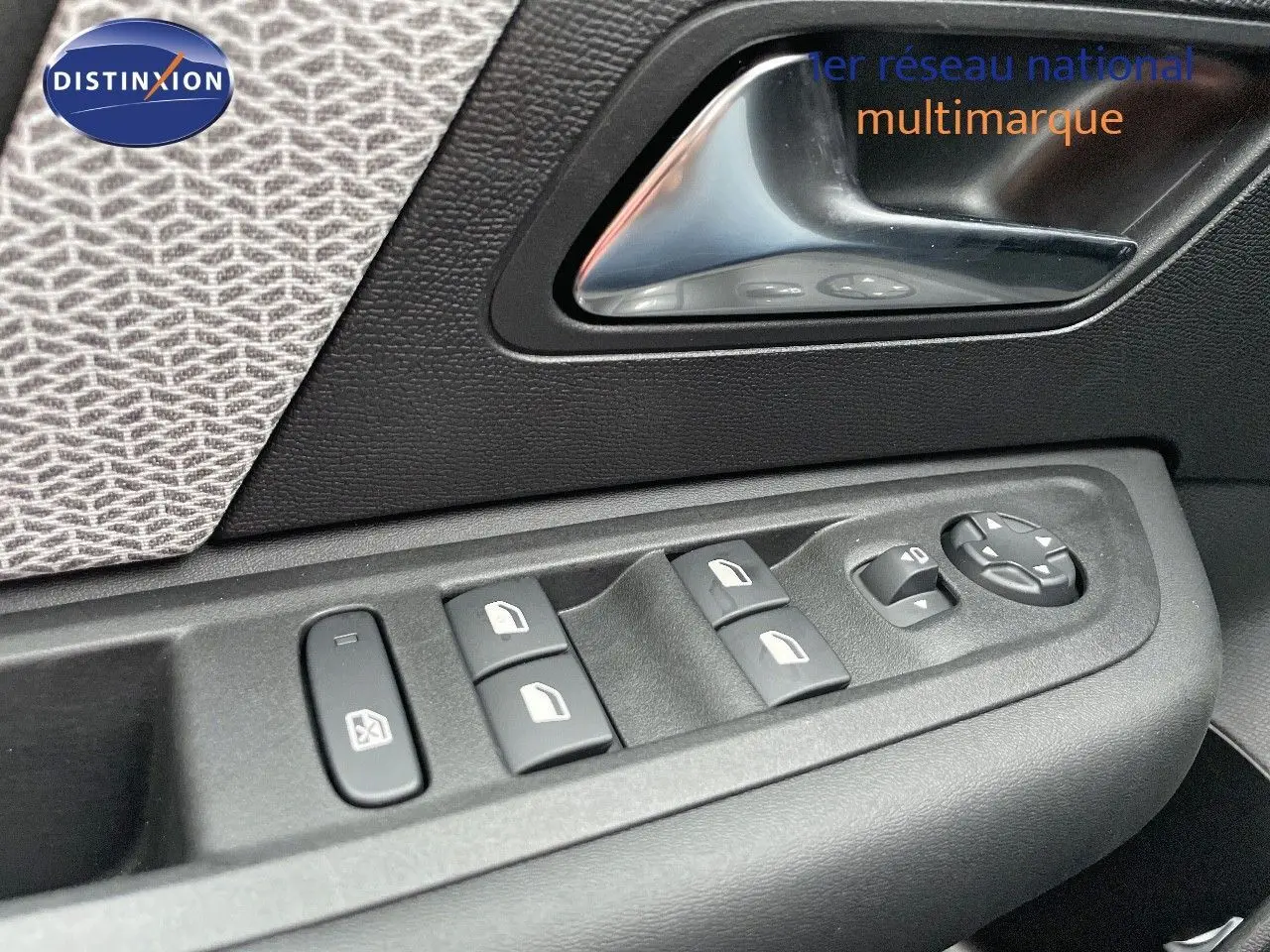 Commande des vitres et réglage des rétroviseurs côté gauche dans l'habitacle d'une Citroën C4 gris platinium 2024.